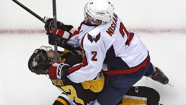 Inkriminovaný zákrok Matta Niskanena z Washingtonu na hvězdu Pittsburghu Sidneyho Crosbyho. Inkriminovaný zákrok Matta Niskanena z Washingtonu na hvězdu Pittsburghu Sidneyho Crosbyho.
