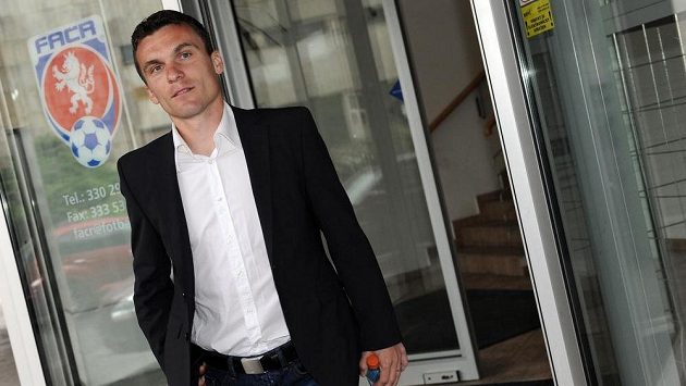 Útočník Sparty Praha David Lafata dne 30. května 2013 odchází ze sídla Fotbalové asociace po jednání disciplinární komise. Útočník Sparty Praha David Lafata dne 30. května 2013 odchází ze sídla Fotbalové asociace po jednání disciplinární komise.