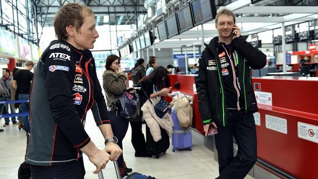 Šéftrenér Ondřej Rybář (vpravo) a Ondřej Moravec před odletem na MS do finského Kontiolahti. Šéftrenér Ondřej Rybář (vpravo) a Ondřej Moravec před odletem na MS do finského Kontiolahti.