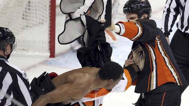 Obránce Anaheimu Kevin Bieksa (vpravo) si to hned v úvodu utkání proti Philadelphiii rozdal v pěstním souboji s Waynem Simmondsem. Obránce Anaheimu Kevin Bieksa (vpravo) si to hned v úvodu utkání proti Philadelphiii rozdal v pěstním souboji s Waynem Simmondsem.