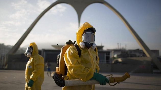 Pomůže postřik? Zdravotničtí pracovníci po celém Riu ničí komáry Aedes aegypti, kteří přenáší virus Zika. Pomůže postřik? Zdravotničtí pracovníci po celém Riu ničí komáry Aedes aegypti, kteří přenáší virus Zika.