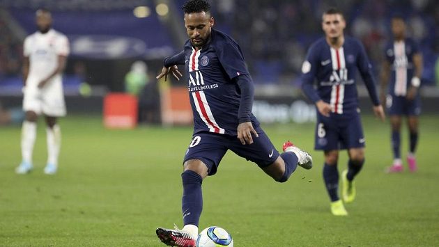 Neymar z PSG dává gól proti Lyonu. Neymar z PSG dává gól proti Lyonu.