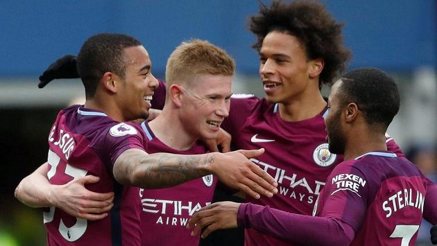 Hráči Manchesteru City (zleva) Gabriel Jesus, Kevin De Bruyne, Leroy Sané a Raheem Sterling se radují z gólu. Hráči Manchesteru City (zleva) Gabriel Jesus, Kevin De Bruyne, Leroy Sané a Raheem Sterling se radují z gólu.