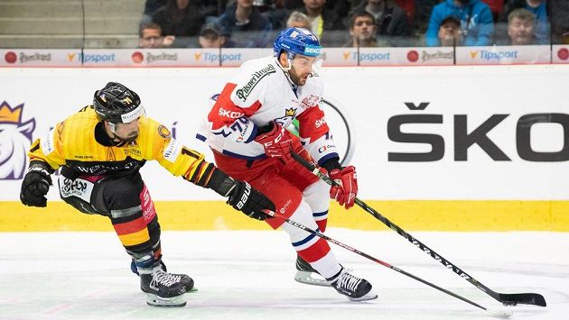 Marco Nowak z Německa a Robin Hanzl (vpravo) z Česka během utkání Euro Hockey Challenge. Marco Nowak z Německa a Robin Hanzl (vpravo) z Česka během utkání Euro Hockey Challenge.
