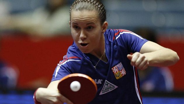 Česká stolní tenistka Iveta Vacenovská během jednoho z duelů na MS družstev. Česká stolní tenistka Iveta Vacenovská během jednoho z duelů na MS družstev.