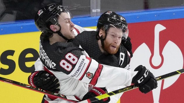 Kanadský útočník Andrew Mangiapane (vlevo) oslavuje s Connorem Brownem jeden ze svých gólů v semifinále MS proti USA. Kanadský útočník Andrew Mangiapane (vlevo) oslavuje s Connorem Brownem jeden ze svých gólů v semifinále MS proti USA.