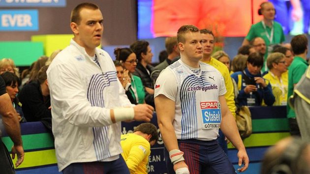 Koulaři Ladislav Prášil (vlevo) a Martin Stašek při kvalifikaci na halovém mistrovství Evropy. Koulaři Ladislav Prášil (vlevo) a Martin Stašek při kvalifikaci na halovém mistrovství Evropy.