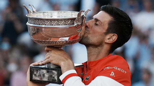 Polibek šampiona. Antukový král Novak Djokovič s trofejí pro vítěze French Open. Srbský tenista vyhrál ve finále nad Řekem Tsitsipasem. Polibek šampiona. Antukový král Novak Djokovič s trofejí pro vítěze French Open. Srbský tenista vyhrál ve finále nad Řekem Tsitsipasem.