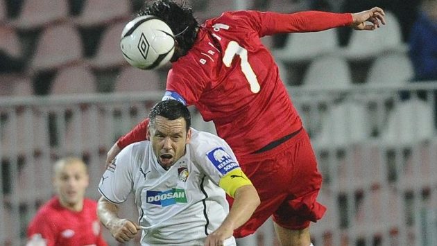 Záložník Plzně Pavel Horváth a kapitán Zbrojovky Pavel Zavadil (v červeném). Záložník Plzně Pavel Horváth a kapitán Zbrojovky Pavel Zavadil (v červeném).