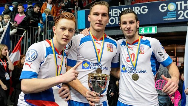 Takto se Patrik Suchánek (zleva), Milan Tomašík a Martin Tokoš radovali z bronzu před dvěma lety. Uspějí i letos? Takto se Patrik Suchánek (zleva), Milan Tomašík a Martin Tokoš radovali z bronzu před dvěma lety. Uspějí i letos?