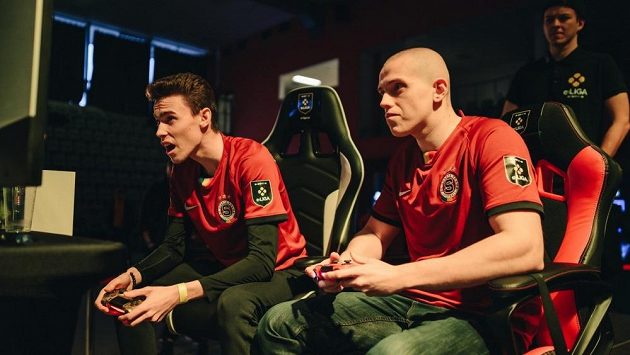 Spartu v e:Lize reprezentuje známý český plejer Jan "Emerickson" Krupička (vlevo). Archivní foto. Zdroj: Sparta.cz Spartu v e:Lize reprezentuje známý český plejer Jan "Emerickson" Krupička (vlevo). Archivní foto. Zdroj: Sparta.cz