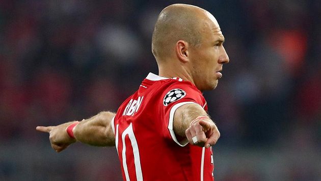 Kapitán Bayernu Mnichov Arjen Robben diriguje spoluhráče. Kapitán Bayernu Mnichov Arjen Robben diriguje spoluhráče.