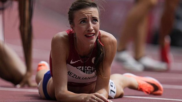 Česká mílařka Diana Mezuliáníková po rozběhu na olympijských hrách v Tokiu. Česká mílařka Diana Mezuliáníková po rozběhu na olympijských hrách v Tokiu.