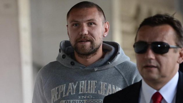 Záložník Budějovic Jan Halama (vlevo) obviněný v sázkařské aféře přichází spolu s advokátem Bronislavem Šerákem na zasedání disciplinární komise. Záložník Budějovic Jan Halama (vlevo) obviněný v sázkařské aféře přichází spolu s advokátem Bronislavem Šerákem na zasedání disciplinární komise.