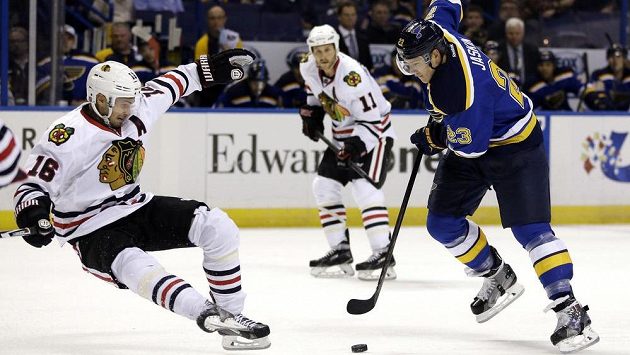 Dmitrij Jaškin (vpravo) v utkání s Chicagem. Dmitrij Jaškin (vpravo) v utkání s Chicagem.