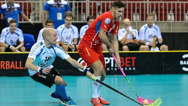 Útočník florbalové reprezentace Martin Tokoš si kryje míček před estonským soupeřem. Archivní snímek. Útočník florbalové reprezentace Martin Tokoš si kryje míček před estonským soupeřem. Archivní snímek.
