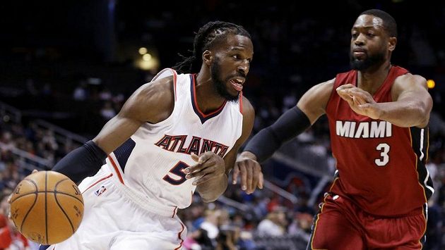 Basketbalista DeMarre Carroll z Atlanty Hawks je bráněn Dwyanem Wadem z Miami. Basketbalista DeMarre Carroll z Atlanty Hawks je bráněn Dwyanem Wadem z Miami.