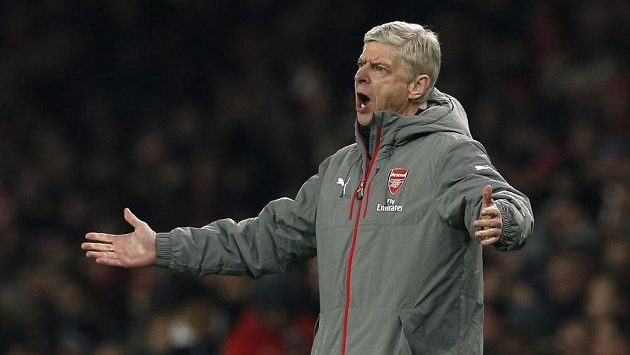Trenér fotbalistů Arsenalu Arséne Wenger má další starosti. Trenér fotbalistů Arsenalu Arséne Wenger má další starosti.