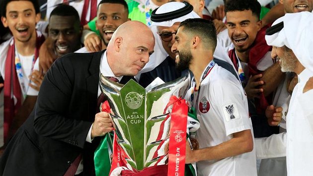 Šéf FIFA Gianni Infantino na archivním snímku předává po mistrovství Asie trofej Katařanovi Hasanu Al Hajdososvi. Šéf FIFA Gianni Infantino na archivním snímku předává po mistrovství Asie trofej Katařanovi Hasanu Al Hajdososvi.