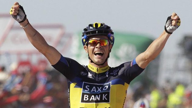 Cyklista stáje Saxo-Tinkoff Nicolas Roche se raduje z triumfu ve druhé etapě Vuelty. Cyklista stáje Saxo-Tinkoff Nicolas Roche se raduje z triumfu ve druhé etapě Vuelty.