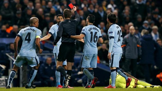 Sudí Felix Brych (uprostřed) uděluje červenou kartu Gaëlu Clichymu z Manchesteru City. Sudí Felix Brych (uprostřed) uděluje červenou kartu Gaëlu Clichymu z Manchesteru City.