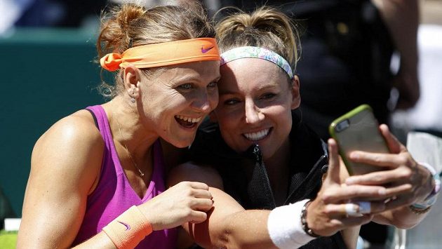Lucie Šafářová (vlevo) se svou americkou parťačkou Bethanií Mattekovou-Sandsovou po triumfu ve finále deblu na turnaji v Charlestonu. Lucie Šafářová (vlevo) se svou americkou parťačkou Bethanií Mattekovou-Sandsovou po triumfu ve finále deblu na turnaji v Charlestonu.