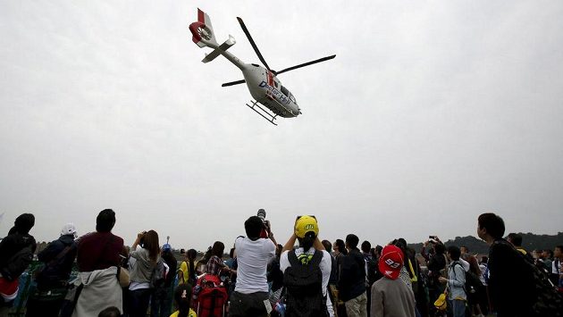 Helikoptéra letí s těžce zraněným de Angelisem do nemocnice. Helikoptéra letí s těžce zraněným de Angelisem do nemocnice.