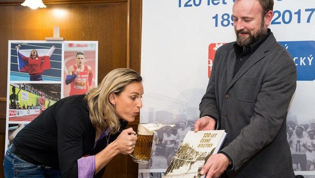 Barbora Špotáková (vlevo) a Tomáš Dvořák křtí knihu 120 let české atletiky. Barbora Špotáková (vlevo) a Tomáš Dvořák křtí knihu 120 let české atletiky.
