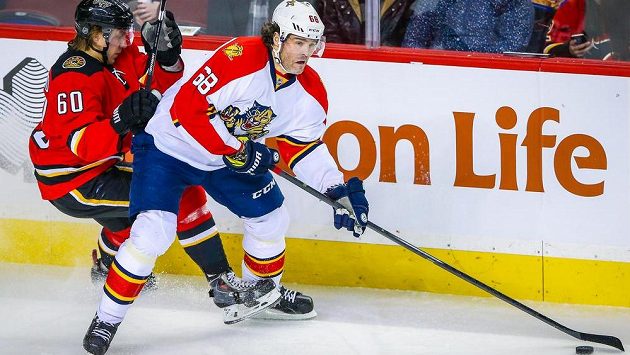 Ani Jaromír Jágr (sledovaný Markusem Granlundem) se na ledě Calgary neprosadil a Florida utrpěla krutou porážku. Ani Jaromír Jágr (sledovaný Markusem Granlundem) se na ledě Calgary neprosadil a Florida utrpěla krutou porážku.