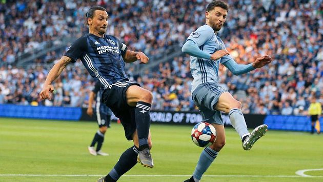 Sedmatřicetiletý fotbalista Los Angeles Galaxy Zlatan Ibrahimovic v této sezoně vydělá rekordních 7,2 milionu dolarů, což je téměř 163 milionů korun. Sedmatřicetiletý fotbalista Los Angeles Galaxy Zlatan Ibrahimovic v této sezoně vydělá rekordních 7,2 milionu dolarů, což je téměř 163 milionů korun.