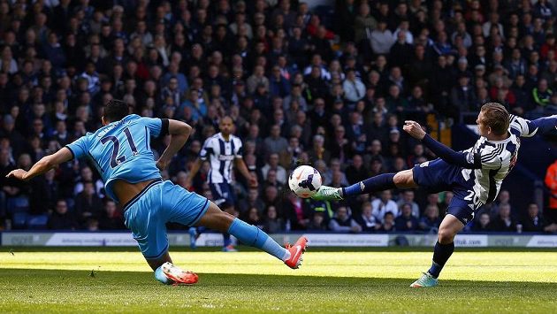 Útočník West Bromwiche Matěj Vydra střílí gól do sítě Tottenhamu. Útočník West Bromwiche Matěj Vydra střílí gól do sítě Tottenhamu.