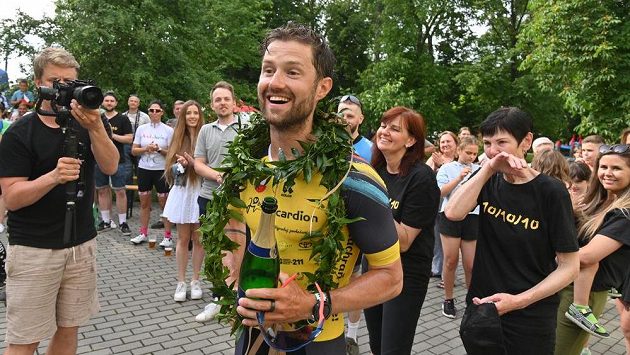Amatérský sportovec Jakub Žák z Těšan na Brněnsku dokončil svoji velkou výzvu, když v deseti dnech absolvoval deset polovičních Ironmanů v deseti různých zemích Evropy. Absolvováním 900 km na kole, 19 km ve vodě a 211 km běhu tak vytvořil tuzemský rekord Amatérský sportovec Jakub Žák z Těšan na Brněnsku dokončil svoji velkou výzvu, když v deseti dnech absolvoval deset polovičních Ironmanů v deseti různých zemích Evropy. Absolvováním 900 km na kole, 19 km ve vodě a 211 km běhu tak vytvořil tuzemský rekord
