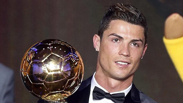 Cristiano Ronaldo se Zlatým míčem z roku 2014. Cristiano Ronaldo se Zlatým míčem z roku 2014.