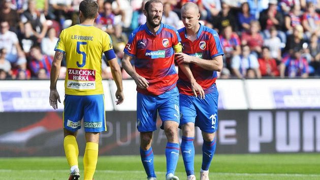 Fotbalisty Plzně výhra nad Teplicemi (1:0) hodně bolela. Potvrzují to i kulhající Roman Hubník a útočník Michael Krmenčík. Vše sleduje tepický Admir Ljevakovič. Fotbalisty Plzně výhra nad Teplicemi (1:0) hodně bolela. Potvrzují to i kulhající Roman Hubník a útočník Michael Krmenčík. Vše sleduje tepický Admir Ljevakovič.