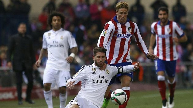 Útočník Atlétika Madrid Fernando Torres (druhý zprava) v souboji s obráncem Realu Sergiem Ramosem. Útočník Atlétika Madrid Fernando Torres (druhý zprava) v souboji s obráncem Realu Sergiem Ramosem.