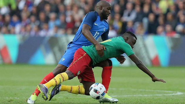 Francouzský záložník Lassana Diarra (vzadu) v souboji s Edgarem Sallim z Kamerunu během přípravného zápasu v Nantes. Francouzský záložník Lassana Diarra (vzadu) v souboji s Edgarem Sallim z Kamerunu během přípravného zápasu v Nantes.