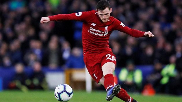 Andrew Robertson z Liverpoolu pálí v městském derby proti Evertonu. Andrew Robertson z Liverpoolu pálí v městském derby proti Evertonu.