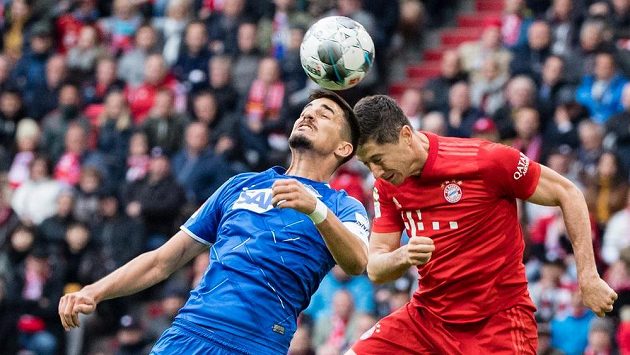 Benjamin Hübner (vlevo) z Hoffenheimu a Robert Lewandowski z Bayernu. Benjamin Hübner (vlevo) z Hoffenheimu a Robert Lewandowski z Bayernu.