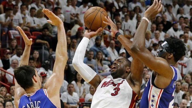 Trojnásobný mistr NBA Dwyane Wade s basketbalem nekončí. Šestatřicetiletý rozehrávač ohlásil, že v dresu Miami odehraje ještě jednu sezónu. Trojnásobný mistr NBA Dwyane Wade s basketbalem nekončí. Šestatřicetiletý rozehrávač ohlásil, že v dresu Miami odehraje ještě jednu sezónu.