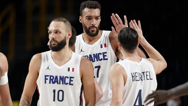 Francouzská radost. Centr Rudy Gobert oslavuje se spoluhráči vítězství nad basketbalisty USA na olympijském turnaji v Tokiu. Francie vyhrála 83:76. Francouzská radost. Centr Rudy Gobert oslavuje se spoluhráči vítězství nad basketbalisty USA na olympijském turnaji v Tokiu. Francie vyhrála 83:76.