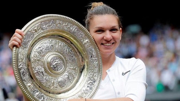 Rumunská tenistka Simona Halepová s trofejí pro šampionku Wimbledonu z roku 2019 po finálové výhře nad Serenou Williamsovou. Rumunská tenistka Simona Halepová s trofejí pro šampionku Wimbledonu z roku 2019 po finálové výhře nad Serenou Williamsovou.
