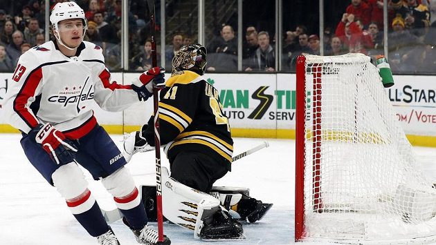Útočník Jakub Vrána v dresu Washingtonu Capitals skóroval v NHL i na ledě Bostonu. Útočník Jakub Vrána v dresu Washingtonu Capitals skóroval v NHL i na ledě Bostonu.