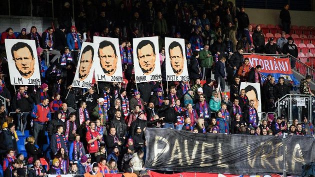 Fanoušci Viktorie Plzeň a jejich choreo pro trenéra Pavla Vrbu po utkání 20. kola Fortuna ligy, Viktoria Plzeň - FK Teplice, hrané 15. prosince 2019 v Doosan Areně v Plzni. Fanoušci Viktorie Plzeň a jejich choreo pro trenéra Pavla Vrbu po utkání 20. kola Fortuna ligy, Viktoria Plzeň - FK Teplice, hrané 15. prosince 2019 v Doosan Areně v Plzni.