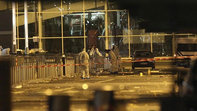 Policisté vyšetřují výbuch bomby v blízkosti stadiónu. Policisté vyšetřují výbuch bomby v blízkosti stadiónu.