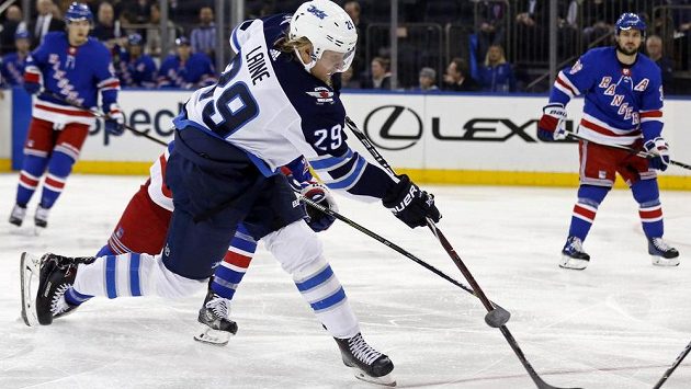 Pozor, pálí Patrik Laine! Pozor, pálí Patrik Laine!