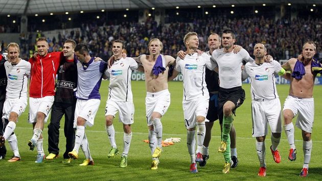 Fotbalisté Plzně slaví v Mariboru postup do základní skupiny Ligy mistrů. Fotbalisté Plzně slaví v Mariboru postup do základní skupiny Ligy mistrů.
