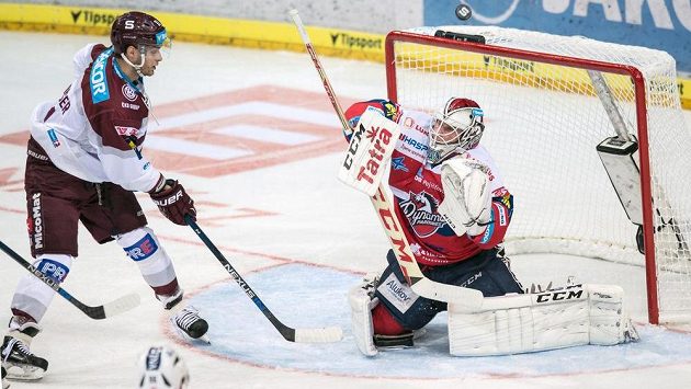 Vladimír Eminger ze Sparty před pardubickým brankářem Brandonem Maxwellem. Vladimír Eminger ze Sparty před pardubickým brankářem Brandonem Maxwellem.