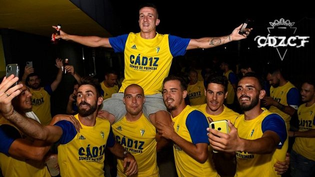 Fotbalisté Cádizu budou hrát po 14 letech španělskou první ligu. Andaluský celek má s dvoukolovým předstihem jistý postup. Fotbalisté Cádizu budou hrát po 14 letech španělskou první ligu. Andaluský celek má s dvoukolovým předstihem jistý postup.
