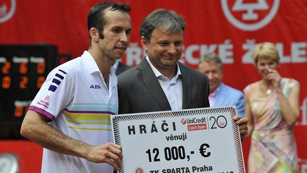 Radek Štěpánek (vlevo) předává šek šéftrenérovi Tenisového klubu Sparta Praha Davidu Kunstovi. Peníze jsou určené na pomoc při obnově povodní zničeného pražského areálu. Radek Štěpánek (vlevo) předává šek šéftrenérovi Tenisového klubu Sparta Praha Davidu Kunstovi. Peníze jsou určené na pomoc při obnově povodní zničeného pražského areálu.
