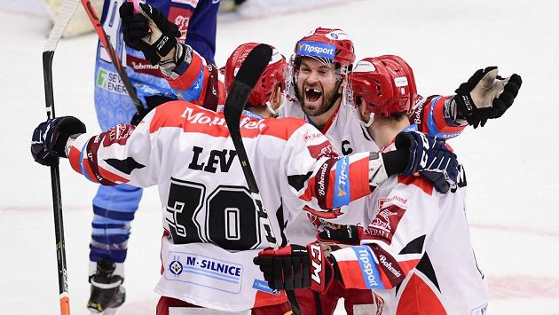 Hokejisté Jakub Lev, Radek Smoleňák a Lukáš Cingel z Hradce Králové oslavují gól. Hokejisté Jakub Lev, Radek Smoleňák a Lukáš Cingel z Hradce Králové oslavují gól.